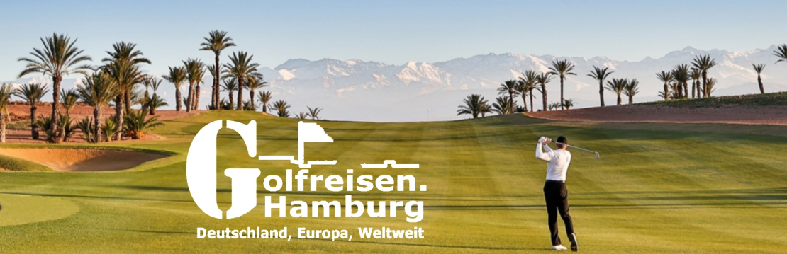 Golfer_auf_einem_Golfplatz_im Hintergrund_D&uuml;nen_Palmen_und_schneebedeckte_Berge